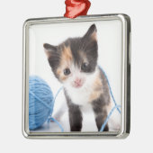 Cute Calypso Kitten en Blue Yarn Metalen Ornament (Links)