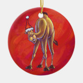 Cute Camel Kerstmis op rood Keramisch Ornament (Voorkant)