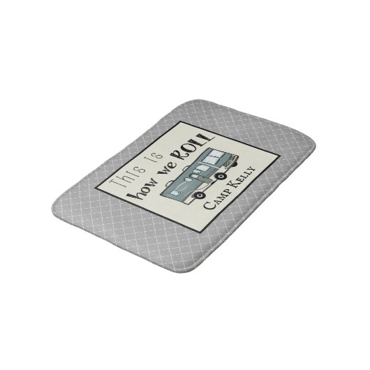 Cute Camping RV "Dit is hoe we werken", gepersonal Badmat (Gekanteld)