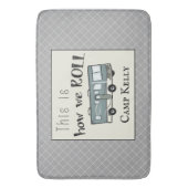 Cute Camping RV "Dit is hoe we werken", gepersonal Badmat (Voorkant Verticaal)