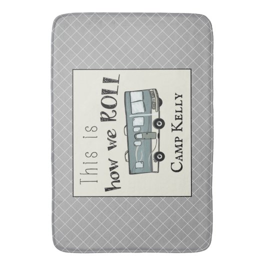 Cute Camping RV "Dit is hoe we werken", gepersonal Badmat (Voorkant Verticaal)