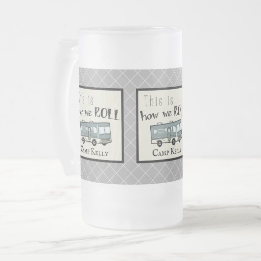 Cute Camping RV "Dit is hoe we werken", gepersonal Matglas Bierpul (Voorkant links)