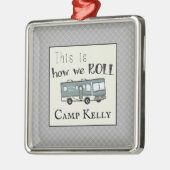 Cute Camping RV "Dit is hoe we werken", gepersonal Metalen Ornament (Links)