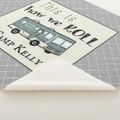 Cute Camping RV "Dit is hoe we werken", gepersonal Sherpa Deken (3/4)