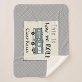 Cute Camping RV "Dit is hoe we werken", gepersonal Sherpa Deken (Voorkant)