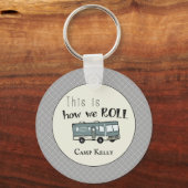 Cute Camping RV "Dit is hoe we werken", gepersonal Sleutelhanger (Voorkant)