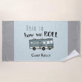 Cute Camping RV "Dit is hoe we werken", gepersonal Strandlaken (Voorkant)