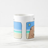 Cute Capybara die op het strand op naam staat Koffiemok (Center)