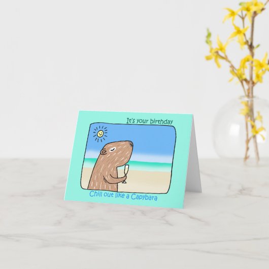 Cute Capybara is blij met de verjaardag op het str Kaart (Gele Bloem)