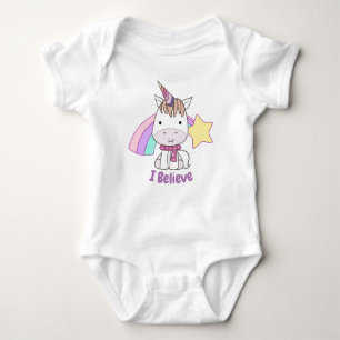Cute Cartoon Baby Unicorn en Rainbow Romper