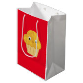 Cute Cartoon Corn Muffin Pattern on Red Medium Cadeauzakje (Voorkant Gekanteld)