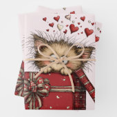Cute Cartoon Kitten in a Box with Hearts Inpakpapier Vel (In situ)