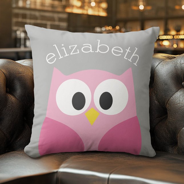 Cute Cartoon Owl - Roze en grijze aangepaste naam Buitenkussen (Whimsical Custom Monogram Pillow)