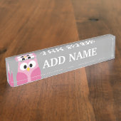 Cute Cartoon Owl - Roze en grijze aangepaste naam Naambordje (Zijkant)