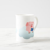 Cute Cartoon Pig Reader on Cloud Bone China Mok (Voorkant rechts)