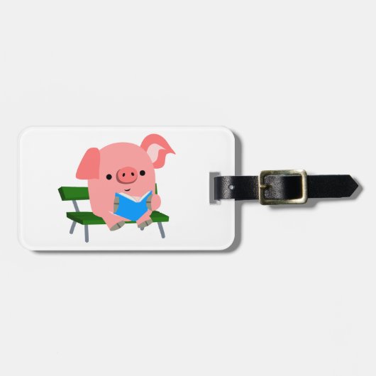 Cute Cartoon Pig Reading on a Bench Bagagelabel (Voorkant horizontaal)