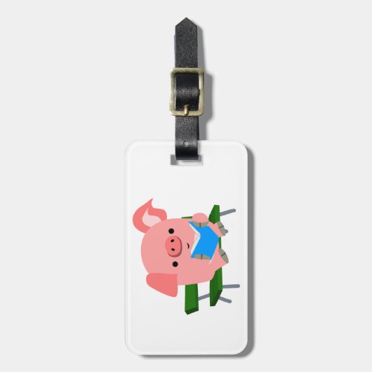 Cute Cartoon Pig Reading on a Bench Bagagelabel (Voorkant verticaal)