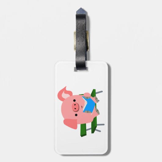 Cute Cartoon Pig Reading on a Bench Bagagelabel (Achterkant verticaal)