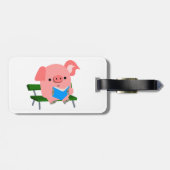 Cute Cartoon Pig Reading on a Bench Bagagelabel (Achterkant horizontaal)