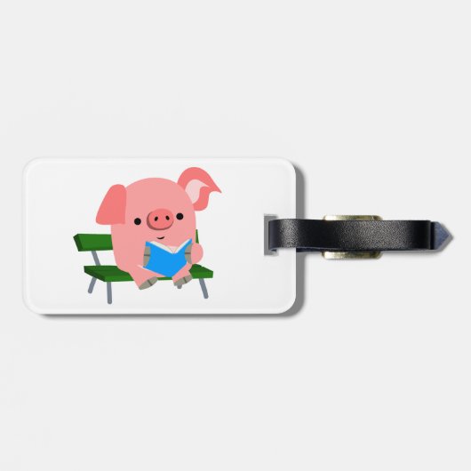 Cute Cartoon Pig Reading on a Bench Bagagelabel (Achterkant horizontaal)