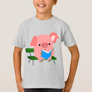 Cute Cartoon Pig Reading on a Bench Kinder T-Shirt