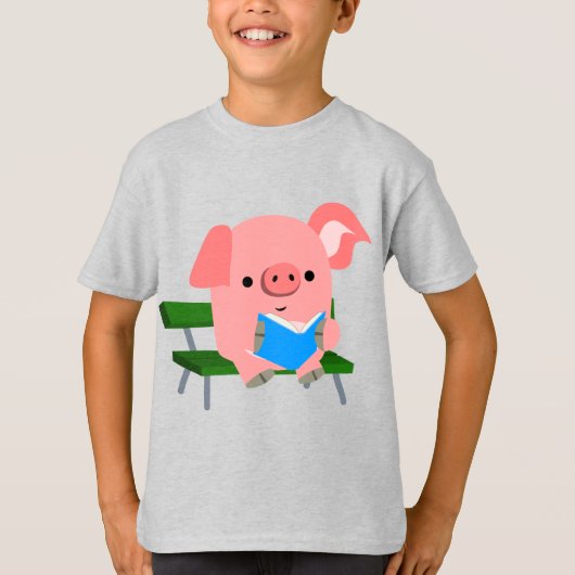 Cute Cartoon Pig Reading on a Bench Kinder T-Shirt (Voorkant)