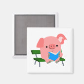 Cute Cartoon Pig Reading on a Bench Magnet (Voorkant / Achterkant)