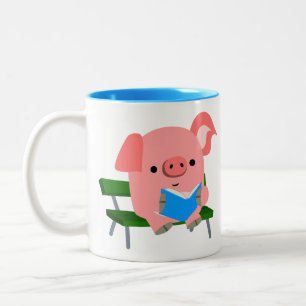 Cute Cartoon Pig Reading on a Bench Mok
