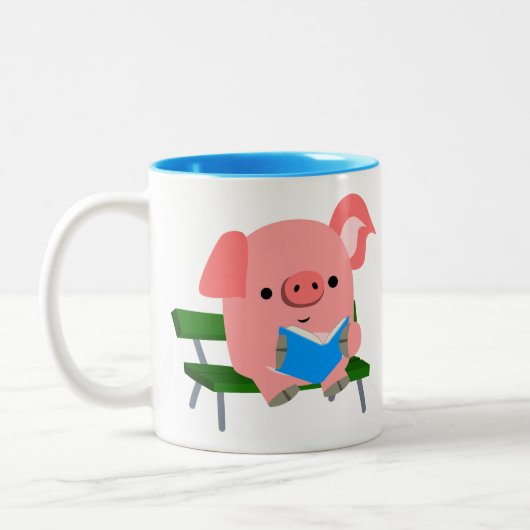 Cute Cartoon Pig Reading on a Bench Mok (Links)