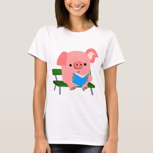 Cute Cartoon Pig Reading op een bank T-Shirt (Voorkant)