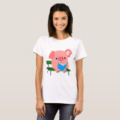 Cute Cartoon Pig Reading op een bank T-Shirt (Voorkant volledig)