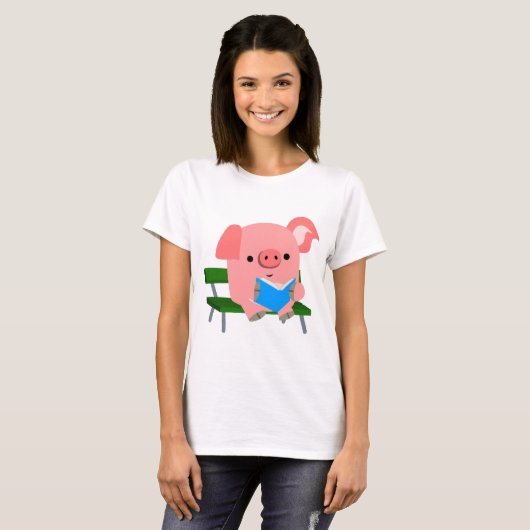 Cute Cartoon Pig Reading op een bank T-Shirt (Voorkant volledig)