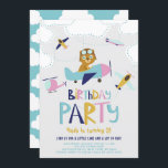 Cute Cartoon Pilot Beer Kids Birthday Party Kaart<br><div class="desc">Een schattige en kleurrijke verjaardagsuitnodiging met een afbeelding van een beer omringd door vliegtuigen en wolken. Deze verjaardagsuitnodiging is perfect voor kinderen die verjaardagsfeestjes houden. Er zijn matchingstempels,  kaarten,  labels en andere items beschikbaar.</div>