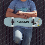 Cute Cartoon Seagull Light Blue op maat Persoonlijk Skateboard<br><div class="desc">Dit gepersonaliseerde skateboard is perfect voor vogelliefhebbers. Het is voorzien van een schattige illustratie van de cartoon van een schedel tegen een lichtblauwe achtergrond,  en is klaar om gepersonaliseerd te worden met een naam in vetgedrukte zwarte letters.</div>