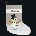 Cute Cartoon Snowman en  naam Beige Kleine Kerstsok<br><div class="desc">Destei's sneeuwillustratie van een schattige sneeuwman op een beige kleur achtergrond met wat witte stippen als cartoon. De sneeuwpop draagt een groen-wit gestreepte sjaal en een zwart pet met een groene streep. Er is ook een personaliseerbaar tekstgebied voor een naam bovenop de kous in groene kleur.</div>