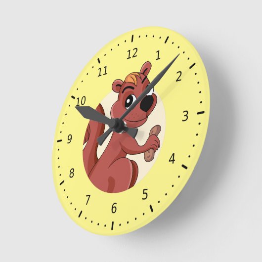 Cute cartoon squirrel with a peanut ronde klok (Hoek)