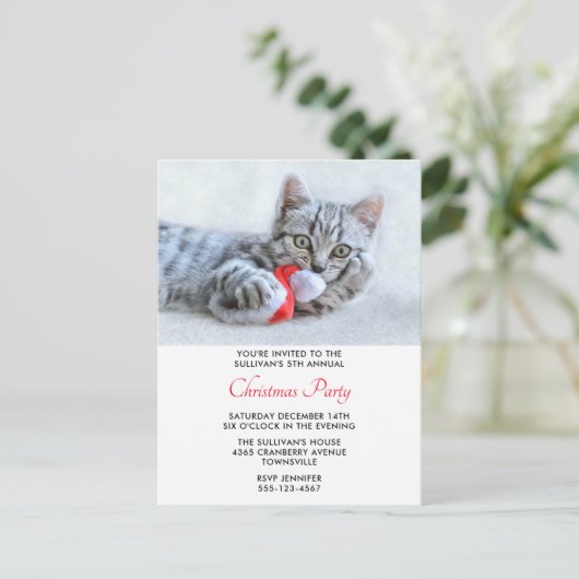 Cute Cat Biting Red Santa Hat Xmas Briefkaart (Staand voorkant)