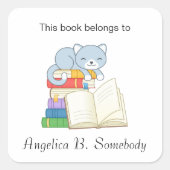 Cute Cat bovenop een boekenstapel - Bladplaat Vierkante Sticker (Voorkant)