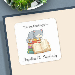Cute Cat bovenop een boekenstapel - Bladplaat Vierkante Sticker
