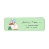 Cute Cat bovenop een boekenstapel op groen Etiket (Voorkant)