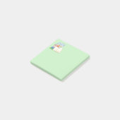 Cute Cat bovenop een boekenstapel op groen Post-it® Notes (Schuin)