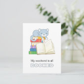 Cute Cat bovenop een Boekstackwerkweek geboekt Briefkaart (Staand voorkant)