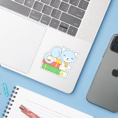 Cute Cat bovenop Stack of Books Sticker (Laptop met iPhone)