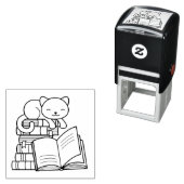 Cute Cat bovenop Stack of Books Zelfinktende Stempel (In situ)