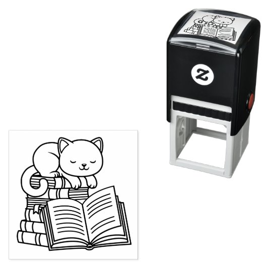 Cute Cat bovenop Stack of Books Zelfinktende Stempel (In situ)
