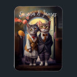 Cute Cat Couple Wedding -  Magneet<br><div class="desc">Het mooie kattenkoppel staat trots, gekleed op hun trouwbest, voor hun naaste familie en vrienden, terwijl ze geloften van liefde uitwisselen. Hun ogen wekken vol vreugde en emotie terwijl ze zich aan elkaar wijden, en hun kleine publiek wordt gevuld met liefde en steun voor het stel. De glimlach van het...</div>