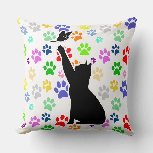 Cute Cat die een vlinder achtervolgt op een Cute P Kussen (Voorkant)