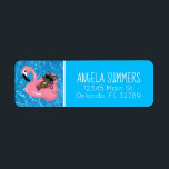Cute Cat Flamingo Kids Birthday Pool Party Etiket<br><div class="desc">Deze grijze kat met een zonnebril is op een roze flamingo floatie, en drink een tropische anananassap drink terwijl hij rond het verfrissende blauwe zwembad zweeft. De moderne donkergrijze tekst is volledig aanpasbaar, en kan een geweldige aanvulling zijn op je uitnodiging voor verjaardagsfeestjes, of als je gewoon een geweldige zomer...</div>