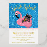 Cute Cat Flamingo Kids Birthday Pool Party Folie Uitnodiging<br><div class="desc">Viel een 12e verjaardag met een stijlvol poolfeest! Deze grijze kat met een zonnebril is op een roze flamingo floatie, en drink een tropische anananassap drink terwijl hij rond het verfrissende blauwe zwembad zweeft. De moderne donkergrijze tekst is volledig aanpasbaar, zodat hij gemaakt kan worden voor kinderen van elke leeftijd,...</div>