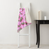 Cute Cat in een roze Pet Patroon Random Sherpa Deken (In situ)